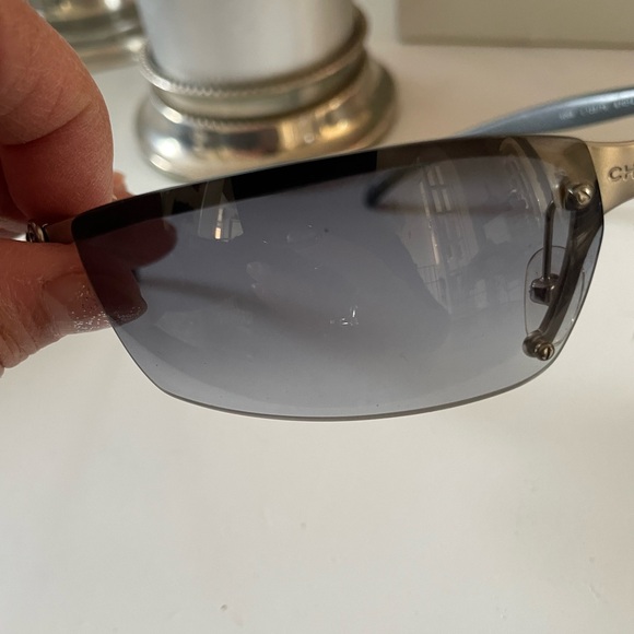 Chanel vintage grey sunglasses with case and cloth (cloth is in new condition) - Picture 11 of 11